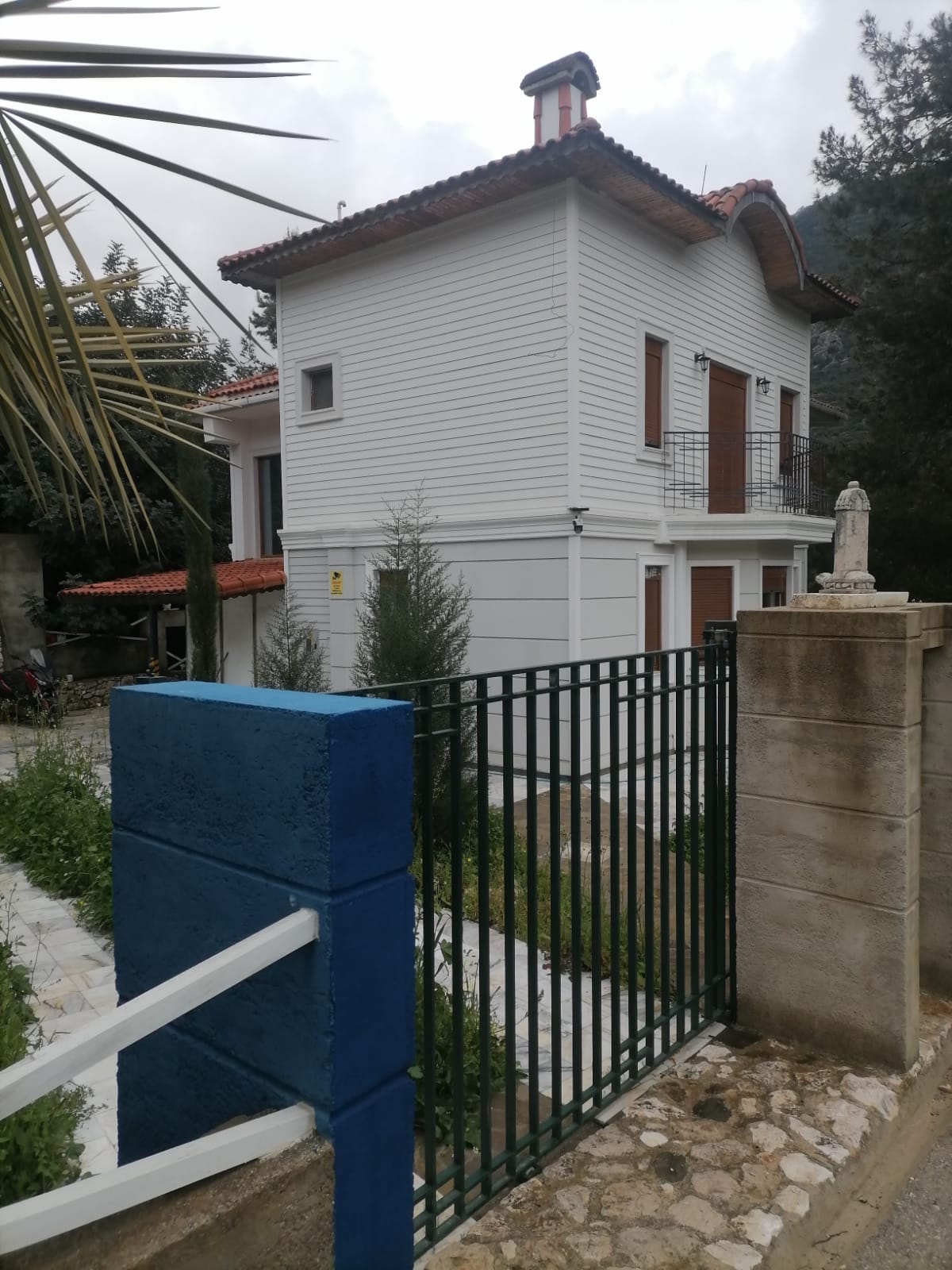 antalya sat�l�k villa,koridor zemini mugla beyaz� mermer,odalar porselen kalitesinde seramik yer karolar�yla d��enmi�tir.Adrasan
